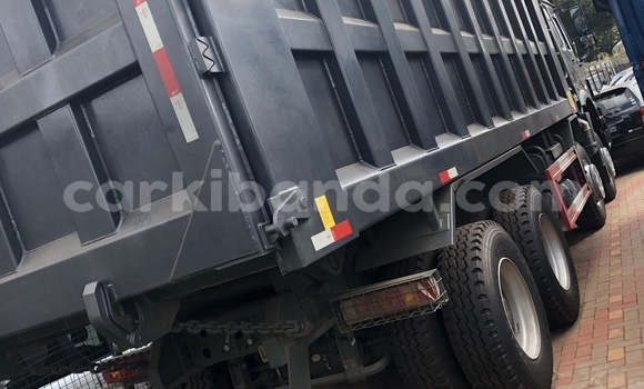 Gura Nshya Howo Sinotruk Beige Ikamyo i Kampala mu Uganda Gura Nshya Howo Sinotruk Beige Ikamyo i Kampala mu Uganda
