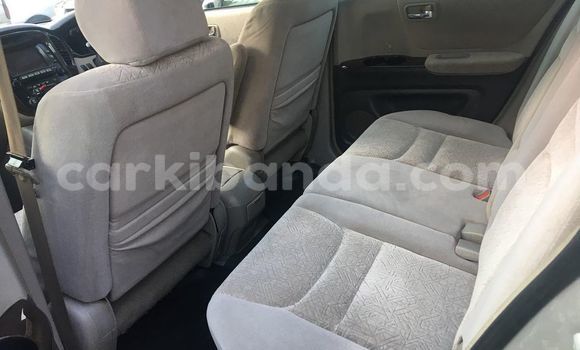 Gura Yakoze Toyota Kluger Silver Imodoka i Kampala mu Uganda Gura Yakoze Toyota Kluger Silver Imodoka i Kampala mu Uganda