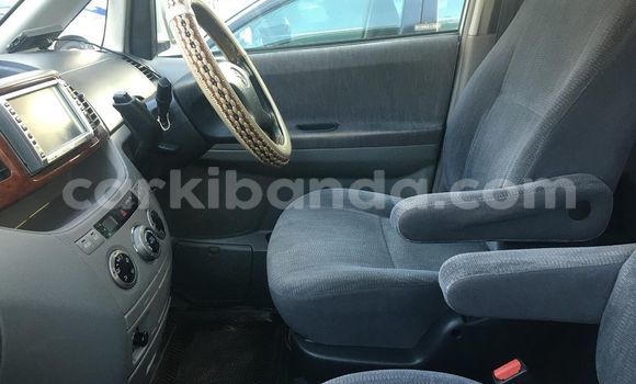 Gura Yakoze Toyota Noah Silver Imodoka i Kampala mu Uganda Gura Yakoze Toyota Noah Silver Imodoka i Kampala mu Uganda