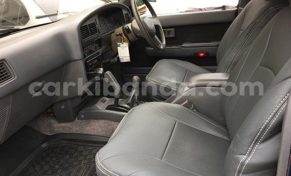 Gura Yakoze Toyota Hilux Blue Imodoka i Kampala mu Uganda Gura Yakoze Toyota Hilux Blue Imodoka i Kampala mu Uganda