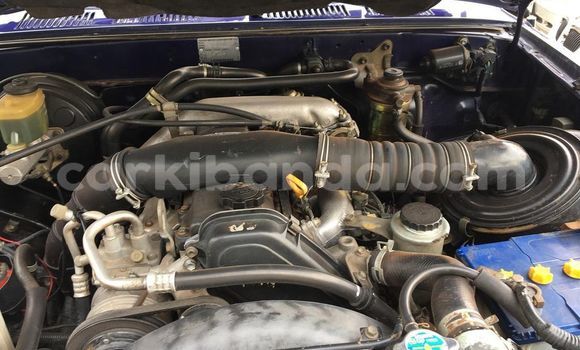 Gura Yakoze Toyota Hilux Blue Imodoka i Kampala mu Uganda Gura Yakoze Toyota Hilux Blue Imodoka i Kampala mu Uganda