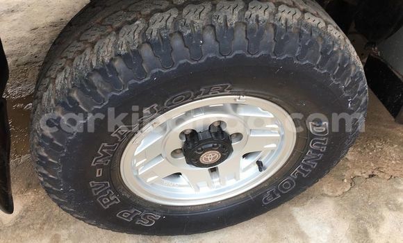 Gura Yakoze Toyota Hilux Blue Imodoka i Kampala mu Uganda Gura Yakoze Toyota Hilux Blue Imodoka i Kampala mu Uganda