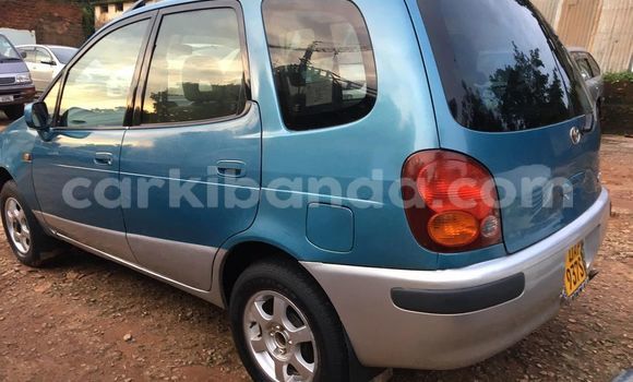 Gura Yakoze Toyota Spacio Blue Imodoka i Kampala mu Uganda Gura Yakoze Toyota Spacio Blue Imodoka i Kampala mu Uganda