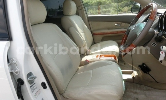 Gura Yakoze Toyota Harrier White Imodoka i Kampala mu Uganda Gura Yakoze Toyota Harrier White Imodoka i Kampala mu Uganda