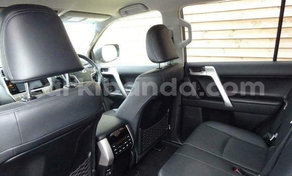 Nunua Ilio tumika Toyota Land Cruiser Nyeusi Gari ndani ya Kampala nchini Uganda Nunua Ilio tumika Toyota Land Cruiser Nyeusi Gari ndani ya Kampala nchini Uganda