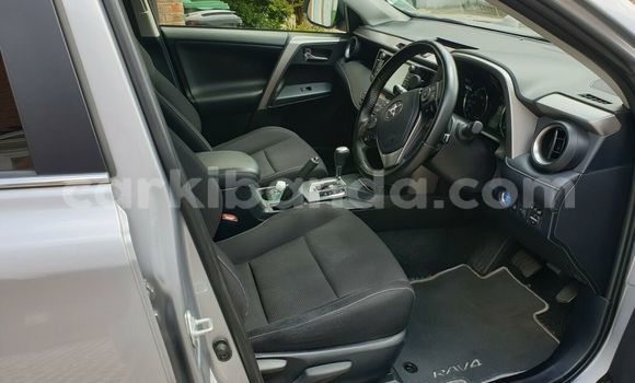 Gura Yakoze Toyota RAV4 Beige Imodoka i Kampala mu Uganda Gura Yakoze Toyota RAV4 Beige Imodoka i Kampala mu Uganda