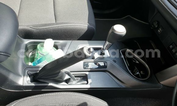 Gura Yakoze Toyota RAV4 Beige Imodoka i Kampala mu Uganda Gura Yakoze Toyota RAV4 Beige Imodoka i Kampala mu Uganda