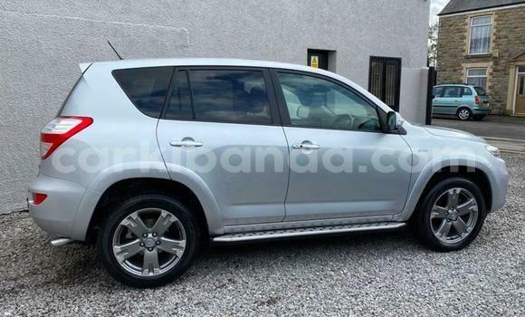 Nunua Ilio tumika Toyota RAV4 Beige Gari ndani ya Kampala nchini Uganda
