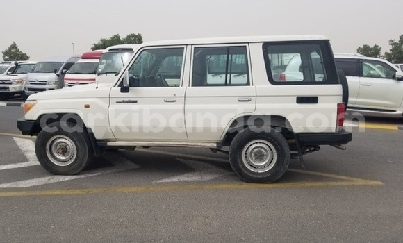 Acheter Occasion Voiture Toyota Land Cruiser Blanc à Kampala, Ouganda