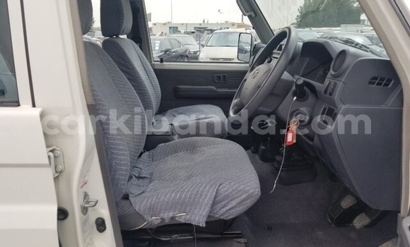 Gura Yakoze Toyota Land Cruiser White Imodoka i Kampala mu Uganda Gura Yakoze Toyota Land Cruiser White Imodoka i Kampala mu Uganda