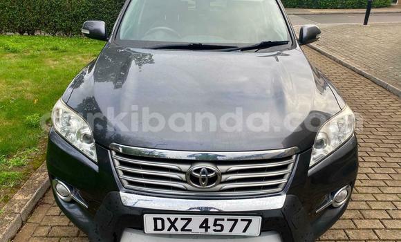Nunua Ilio tumika Toyota RAV4 Beige Gari ndani ya Kampala nchini Uganda Nunua Ilio tumika Toyota RAV4 Beige Gari ndani ya Kampala nchini Uganda