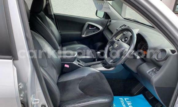 Nunua Ilio tumika Toyota RAV4 Fedha Gari ndani ya Kampala nchini Uganda Nunua Ilio tumika Toyota RAV4 Fedha Gari ndani ya Kampala nchini Uganda