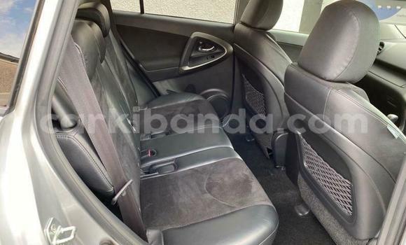 Nunua Ilio tumika Toyota RAV4 Fedha Gari ndani ya Kampala nchini Uganda Nunua Ilio tumika Toyota RAV4 Fedha Gari ndani ya Kampala nchini Uganda