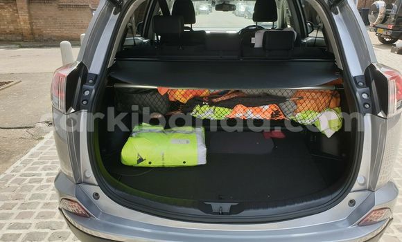 Nunua Ilio tumika Toyota RAV4 Fedha Gari ndani ya Kampala nchini Uganda Nunua Ilio tumika Toyota RAV4 Fedha Gari ndani ya Kampala nchini Uganda