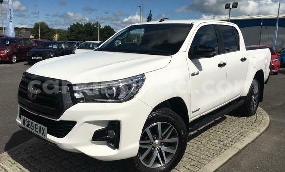 Gura Yakoze Toyota Hilux White Imodoka i Kampala mu Uganda Gura Yakoze Toyota Hilux White Imodoka i Kampala mu Uganda