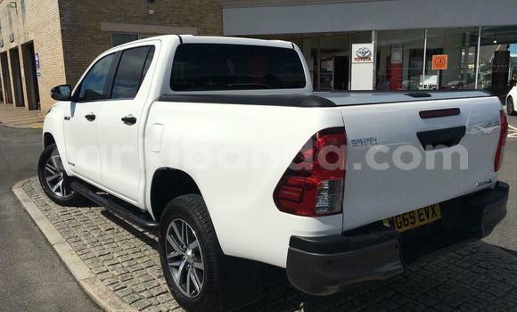 Gura Yakoze Toyota Hilux White Imodoka i Kampala mu Uganda Gura Yakoze Toyota Hilux White Imodoka i Kampala mu Uganda