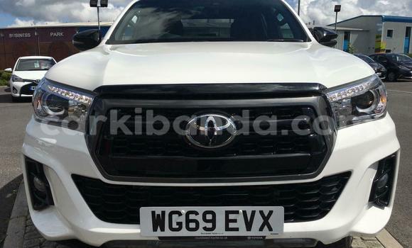 Gura Yakoze Toyota Hilux White Imodoka i Kampala mu Uganda Gura Yakoze Toyota Hilux White Imodoka i Kampala mu Uganda