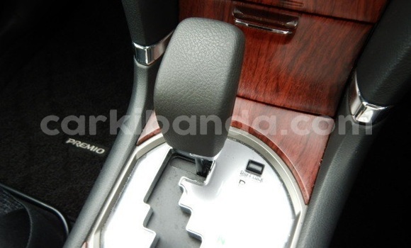 Gura Yakoze Toyota Premio Brown Imodoka i Kampala mu Uganda Gura Yakoze Toyota Premio Brown Imodoka i Kampala mu Uganda