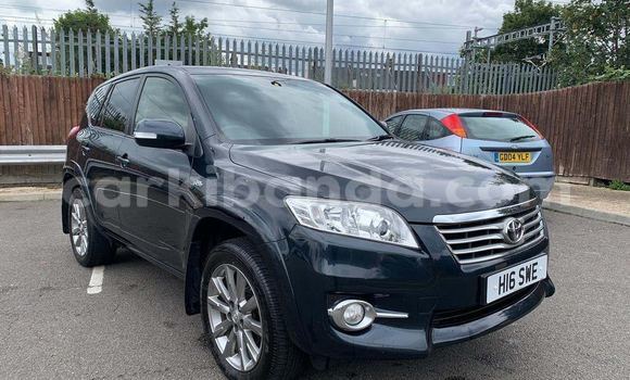 Nunua Ilio tumika Toyota RAV4 Nyeusi Gari ndani ya Kampala nchini Uganda Nunua Ilio tumika Toyota RAV4 Nyeusi Gari ndani ya Kampala nchini Uganda