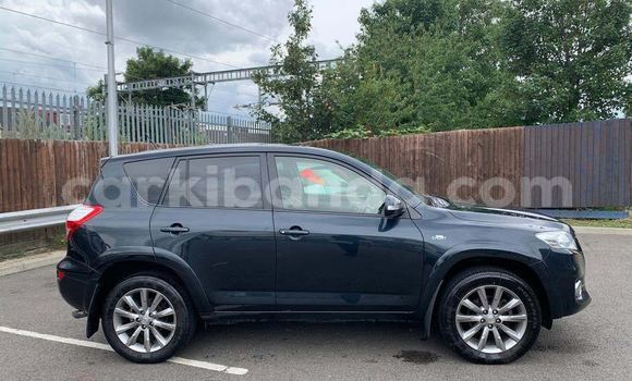 Nunua Ilio tumika Toyota RAV4 Nyeusi Gari ndani ya Kampala nchini Uganda Nunua Ilio tumika Toyota RAV4 Nyeusi Gari ndani ya Kampala nchini Uganda