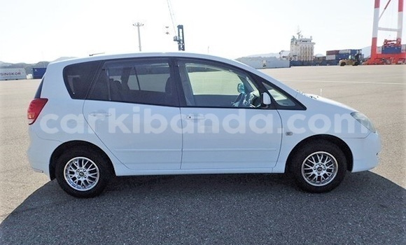 Gura Yakoze Toyota Spacio White Imodoka i Kampala mu Uganda Gura Yakoze Toyota Spacio White Imodoka i Kampala mu Uganda