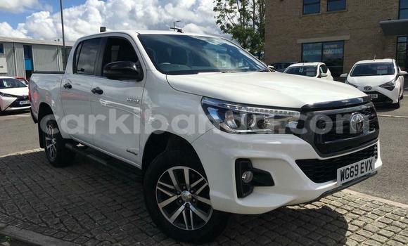Nunua Ilio tumika Toyota Hilux Nyeupe Gari ndani ya Kampala nchini Uganda Nunua Ilio tumika Toyota Hilux Nyeupe Gari ndani ya Kampala nchini Uganda