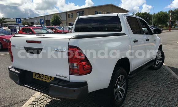 Nunua Ilio tumika Toyota Hilux Nyeupe Gari ndani ya Kampala nchini Uganda Nunua Ilio tumika Toyota Hilux Nyeupe Gari ndani ya Kampala nchini Uganda