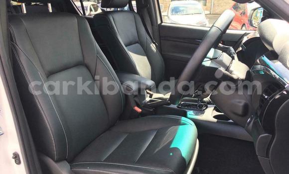 Nunua Ilio tumika Toyota Hilux Nyeupe Gari ndani ya Kampala nchini Uganda Nunua Ilio tumika Toyota Hilux Nyeupe Gari ndani ya Kampala nchini Uganda