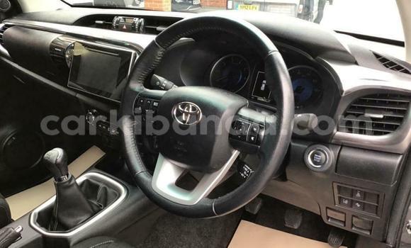 Nunua Ilio tumika Toyota Hilux Nyeupe Gari ndani ya Kampala nchini Uganda Nunua Ilio tumika Toyota Hilux Nyeupe Gari ndani ya Kampala nchini Uganda