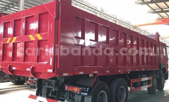 Gura Nshya Howo Sinotruk Red Ikamyo i Kampala mu Uganda Gura Nshya Howo Sinotruk Red Ikamyo i Kampala mu Uganda
