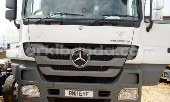 Gura Nshya Mercedes‒Benz 2538 White Ikamyo i Kampala mu Uganda Gura Nshya Mercedes‒Benz 2538 White Ikamyo i Kampala mu Uganda