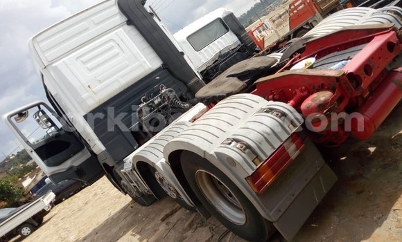 Gura Nshya Mercedes‒Benz 2538 White Ikamyo i Kampala mu Uganda Gura Nshya Mercedes‒Benz 2538 White Ikamyo i Kampala mu Uganda