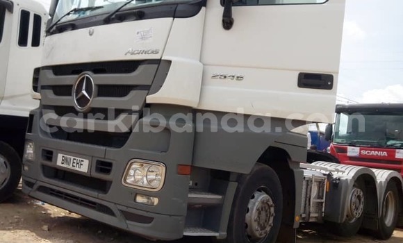Gura Nshya Mercedes‒Benz 2538 White Ikamyo i Kampala mu Uganda Gura Nshya Mercedes‒Benz 2538 White Ikamyo i Kampala mu Uganda