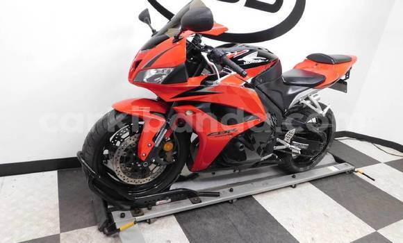 Nunua Ilio tumika Honda CBR 1000 RR Nyekundu Bike ndani ya Kampala nchini Uganda Nunua Ilio tumika Honda CBR 1000 RR Nyekundu Bike ndani ya Kampala nchini Uganda