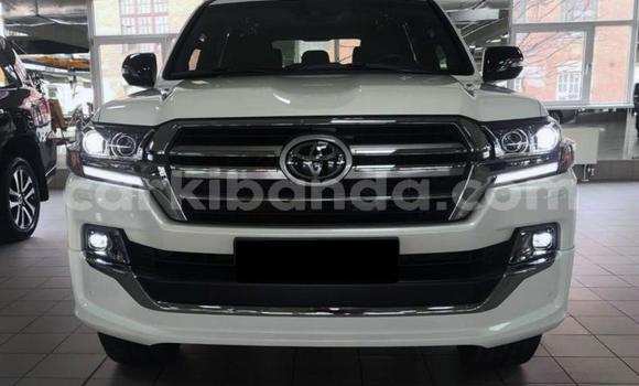 Gura Yakoze Toyota Land Cruiser White Imodoka i Kampala mu Uganda Gura Yakoze Toyota Land Cruiser White Imodoka i Kampala mu Uganda