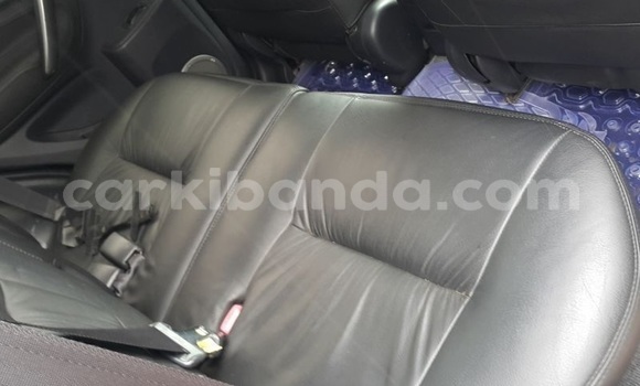 Nunua Ilio tumika Toyota RAV4 Fedha Gari ndani ya Kampala nchini Uganda Nunua Ilio tumika Toyota RAV4 Fedha Gari ndani ya Kampala nchini Uganda