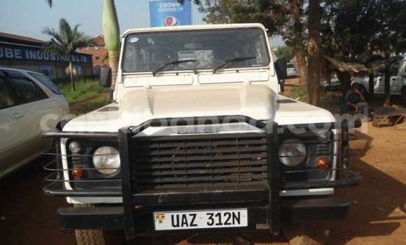 Gura Yakoze Land Rover Defender White Imodoka i Kampala mu Uganda