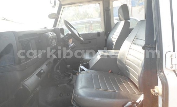 Nunua Ilio tumika Land Rover Defender Nyeupe Gari ndani ya Kampala nchini Uganda Nunua Ilio tumika Land Rover Defender Nyeupe Gari ndani ya Kampala nchini Uganda