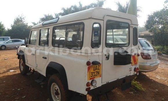 Nunua Ilio tumika Land Rover Defender Nyeupe Gari ndani ya Kampala nchini Uganda Nunua Ilio tumika Land Rover Defender Nyeupe Gari ndani ya Kampala nchini Uganda
