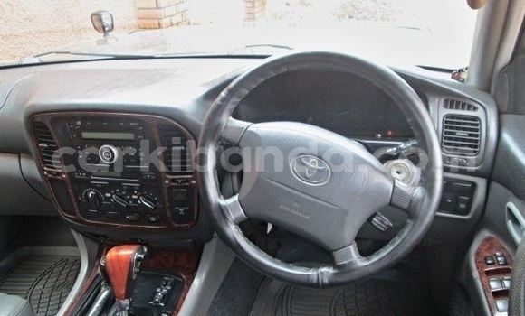 Nunua Ilio tumika Toyota Land Cruiser Fedha Gari ndani ya Kampala nchini Uganda Nunua Ilio tumika Toyota Land Cruiser Fedha Gari ndani ya Kampala nchini Uganda