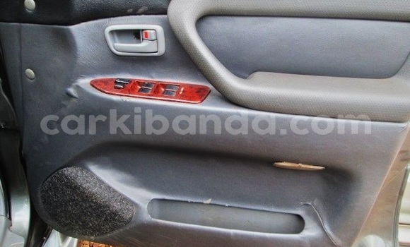 Nunua Ilio tumika Toyota Land Cruiser Fedha Gari ndani ya Kampala nchini Uganda Nunua Ilio tumika Toyota Land Cruiser Fedha Gari ndani ya Kampala nchini Uganda