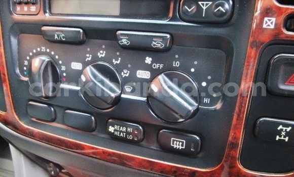 Nunua Ilio tumika Toyota Land Cruiser Fedha Gari ndani ya Kampala nchini Uganda Nunua Ilio tumika Toyota Land Cruiser Fedha Gari ndani ya Kampala nchini Uganda