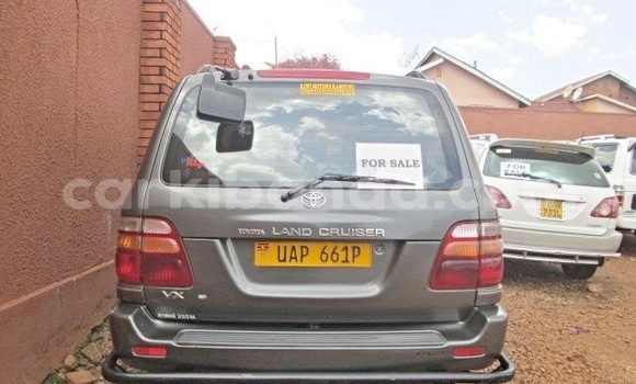 Nunua Ilio tumika Toyota Land Cruiser Fedha Gari ndani ya Kampala nchini Uganda Nunua Ilio tumika Toyota Land Cruiser Fedha Gari ndani ya Kampala nchini Uganda