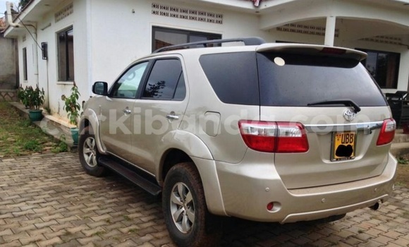 Gura Yakoze Toyota Fortuner Beige Imodoka i Kampala mu Uganda
