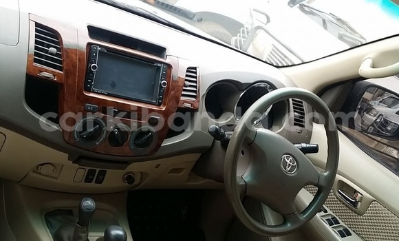 Nunua Ilio tumika Toyota Fortuner Beige Gari ndani ya Kampala nchini Uganda Nunua Ilio tumika Toyota Fortuner Beige Gari ndani ya Kampala nchini Uganda