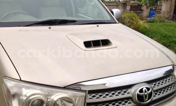 Nunua Ilio tumika Toyota Fortuner Beige Gari ndani ya Kampala nchini Uganda Nunua Ilio tumika Toyota Fortuner Beige Gari ndani ya Kampala nchini Uganda