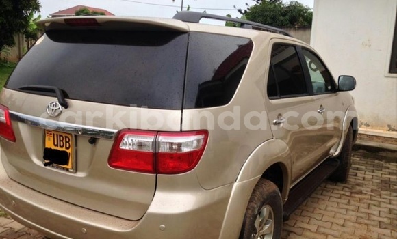 Nunua Ilio tumika Toyota Fortuner Beige Gari ndani ya Kampala nchini Uganda Nunua Ilio tumika Toyota Fortuner Beige Gari ndani ya Kampala nchini Uganda