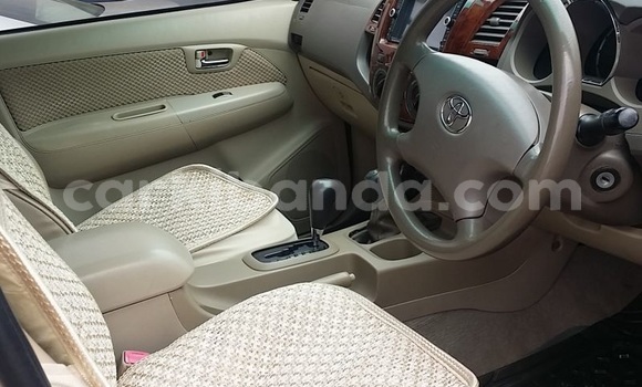 Nunua Ilio tumika Toyota Fortuner Beige Gari ndani ya Kampala nchini Uganda Nunua Ilio tumika Toyota Fortuner Beige Gari ndani ya Kampala nchini Uganda