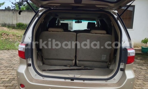 Nunua Ilio tumika Toyota Fortuner Beige Gari ndani ya Kampala nchini Uganda Nunua Ilio tumika Toyota Fortuner Beige Gari ndani ya Kampala nchini Uganda