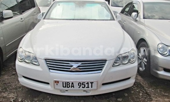 Nunua Ilio tumika Toyota Mark X Nyeupe Gari ndani ya Kampala nchini Uganda